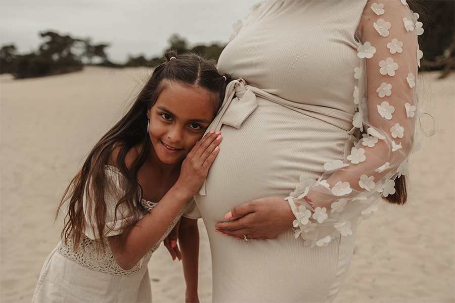 zwangerschapsshoot loon op zand